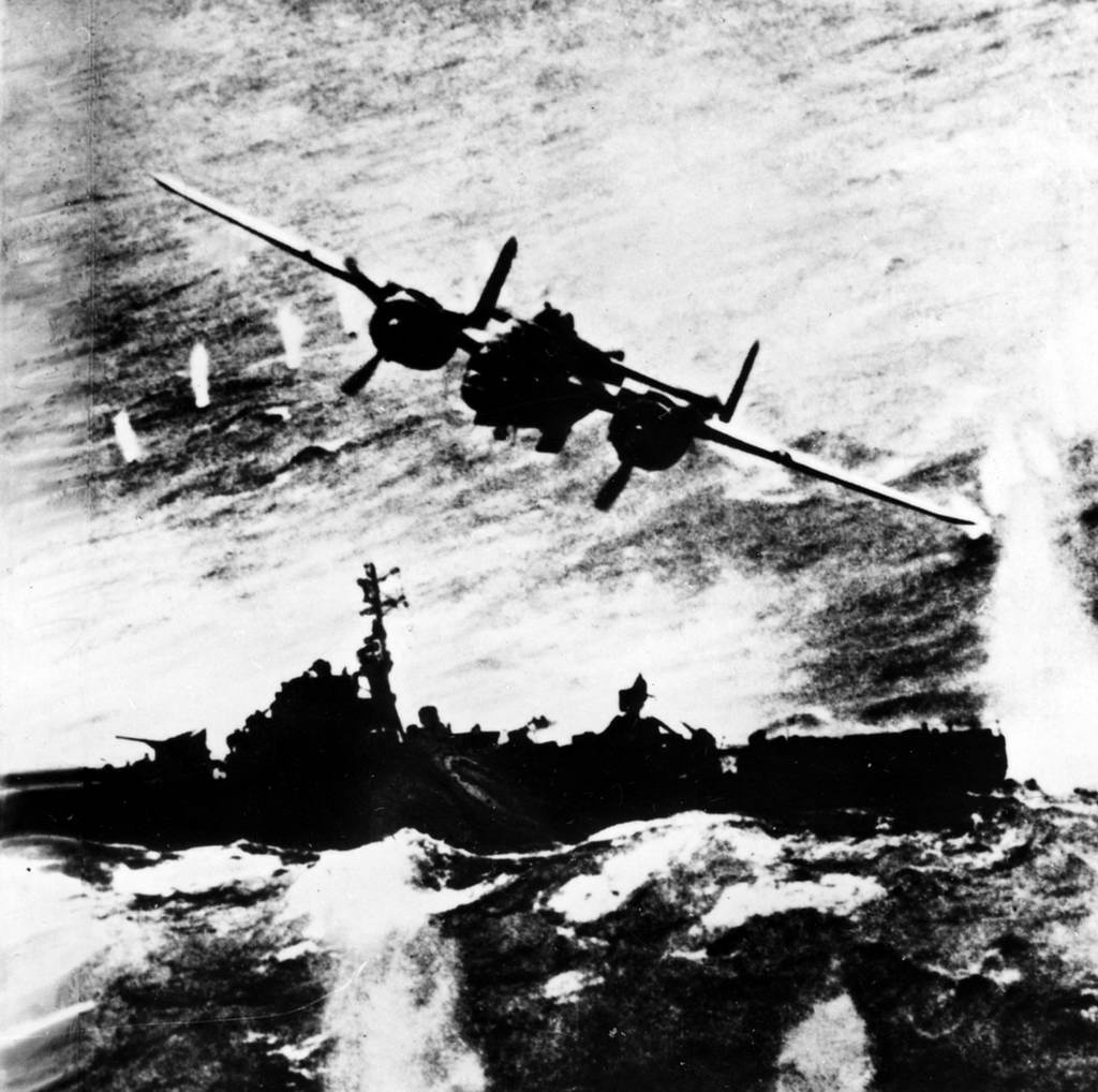 Американский бомбардировщик атакует японский военный корабль